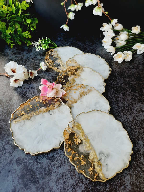 White with a twist - 6 pieces Resin Coasters
