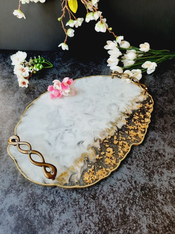 White with a twist - Oval Tray