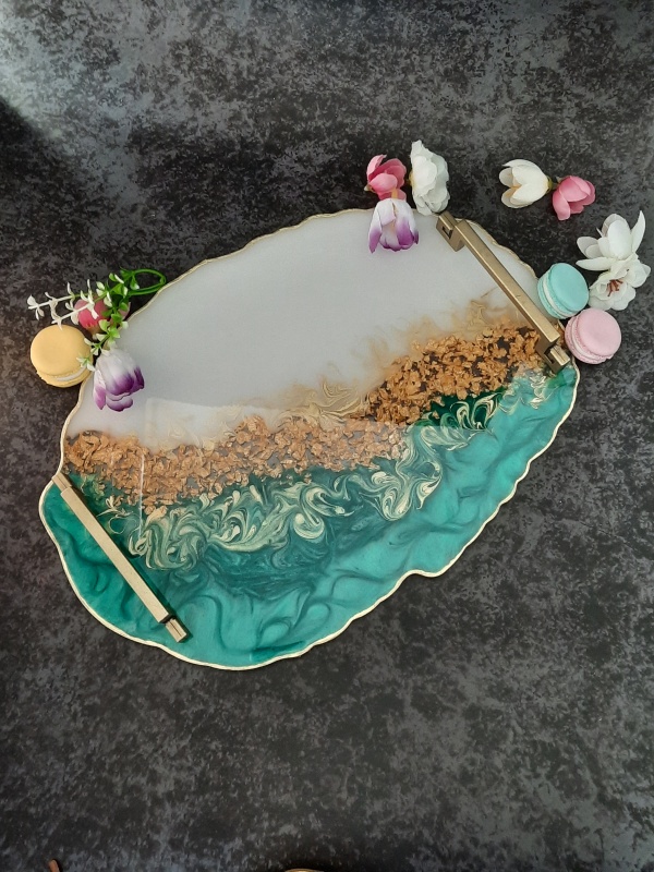 White and Peacock Green - Tava cu forma oval-neregulata din rasina