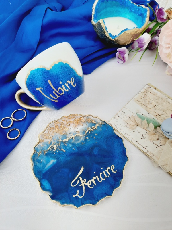 Electric Blue - Set ceasca pictata manual si suport din rasina